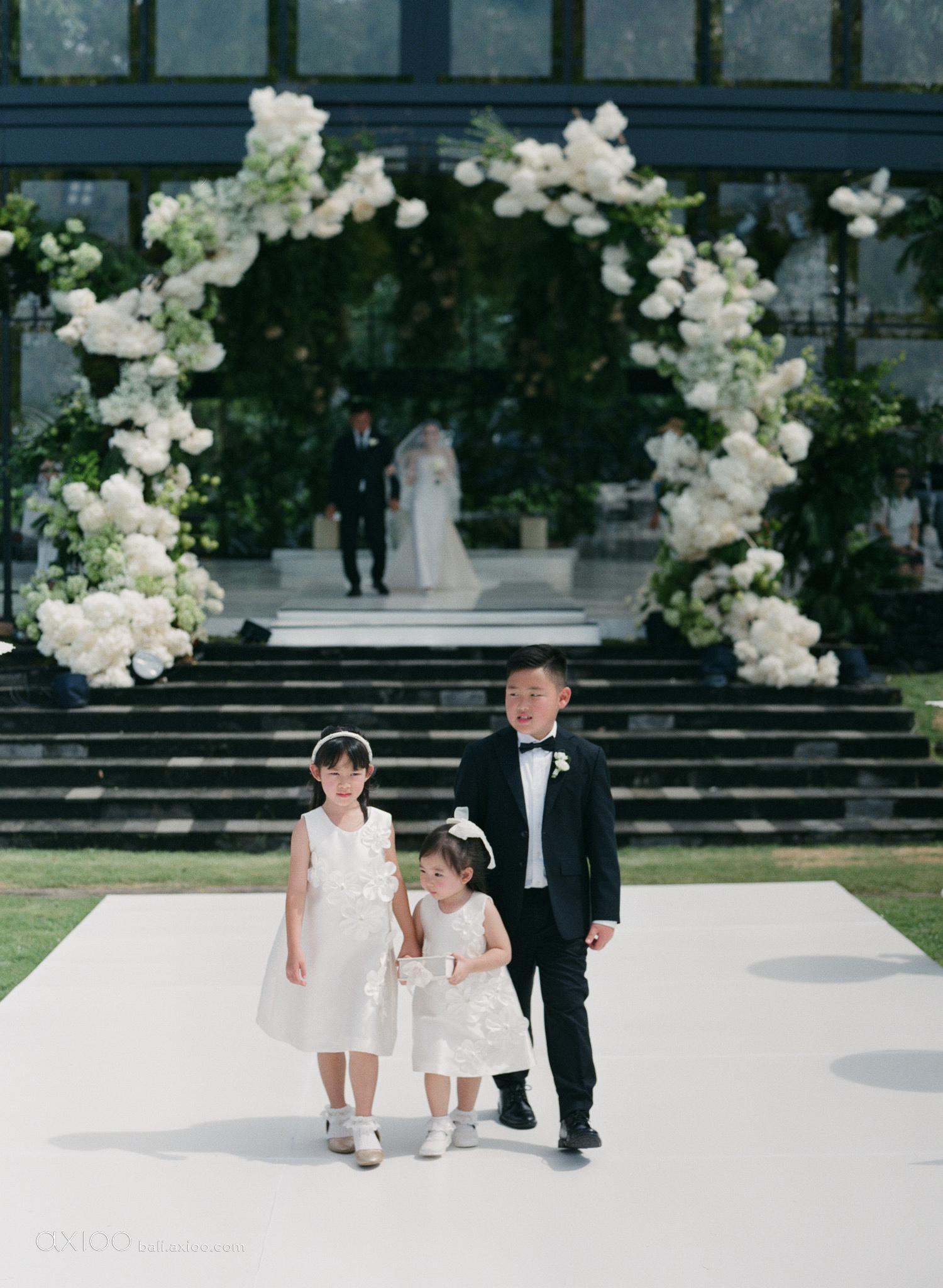 Axioo: Little Scene Stealers